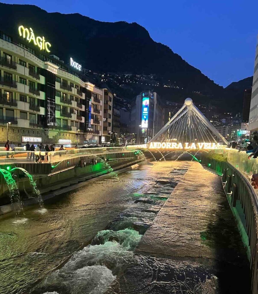 Plaça de la Rotonda illuminata di sera nel centro di Andorra La Vella