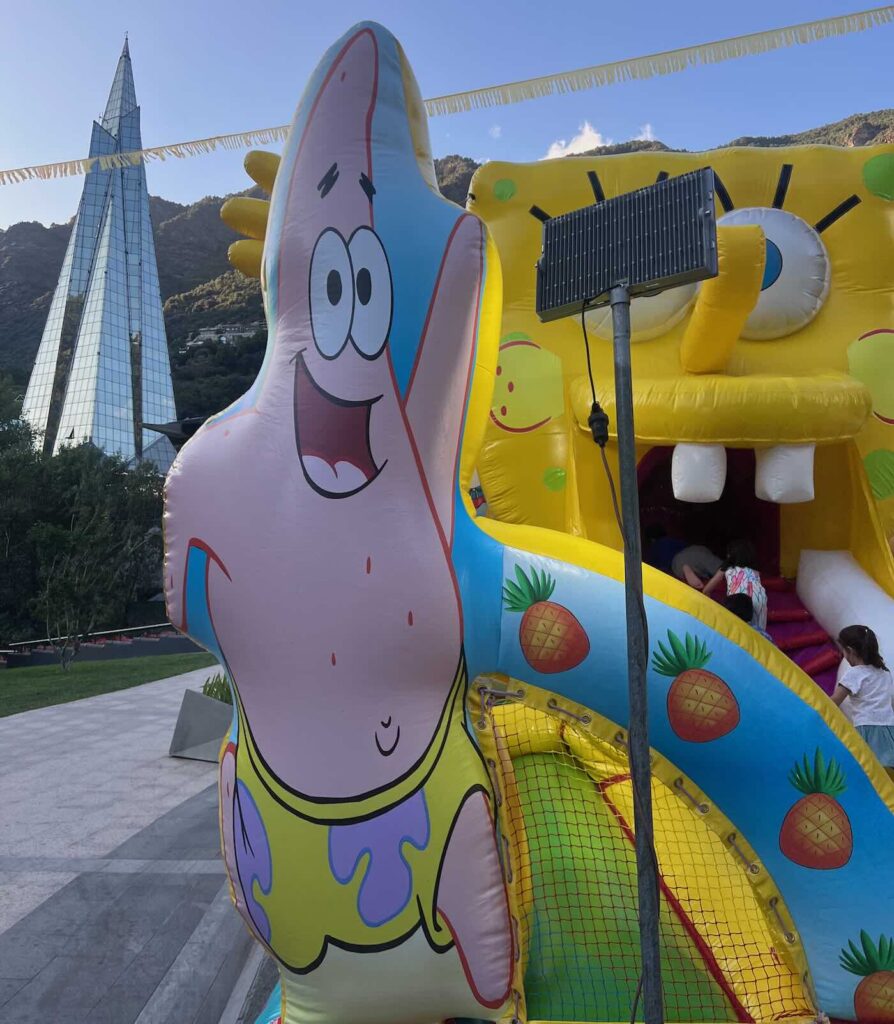 Area giochi colorata vicino al Caldea ad Andorra La Vella
