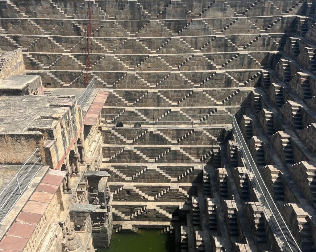 Vista panoramica di Chand Baori ad Abhaneri, il celebre pozzo a gradoni del Rajasthan