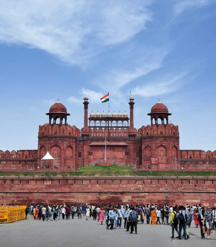 Vista frontale del Forte Rosso tra le principali attrazioni da vedere a New Delhi in India