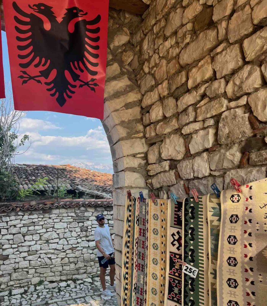 Bandiera dell'Albania e tappeti tradizionali nel castello di Berat