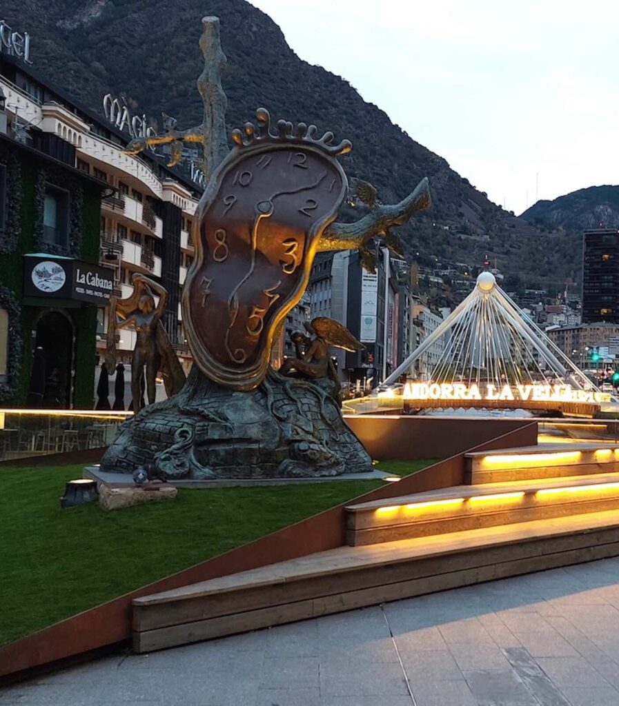 Orologio di Dalí in Plaça de la Rotonda ad Andorra La Vella al tramonto