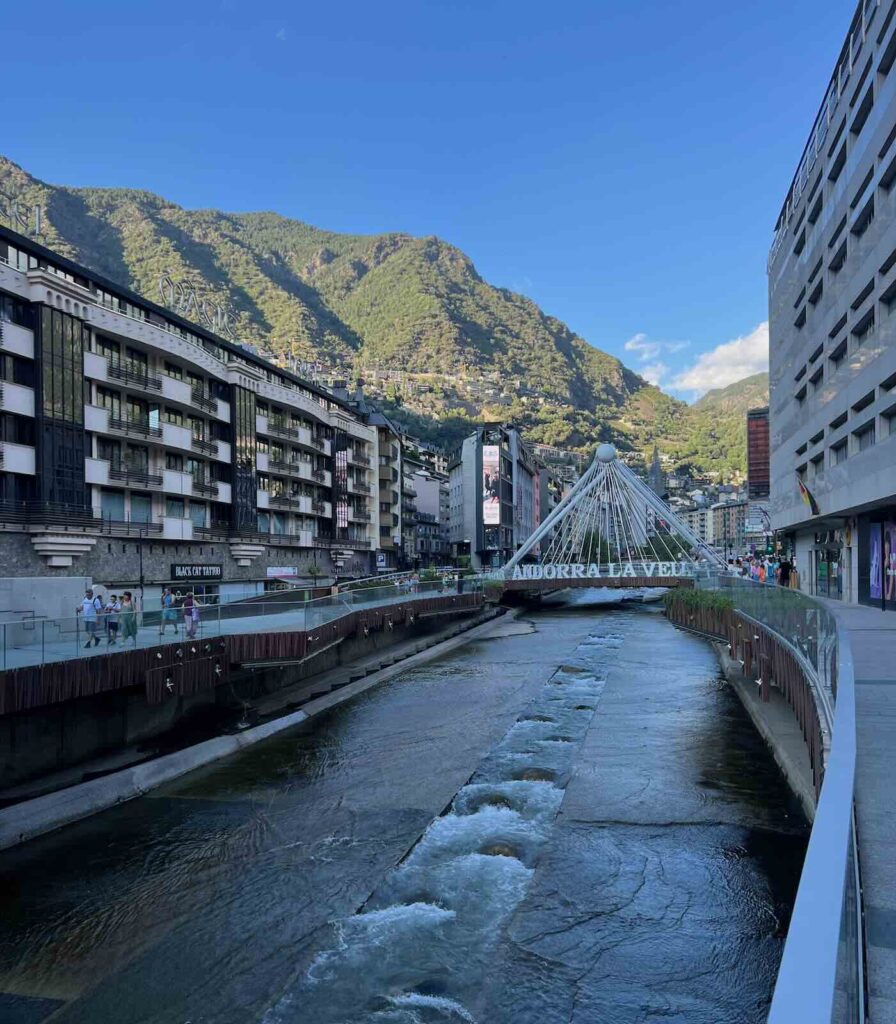 Andorra la Vella tra le montagne dei Pirenei, escursione nei dintorni di Barcellona