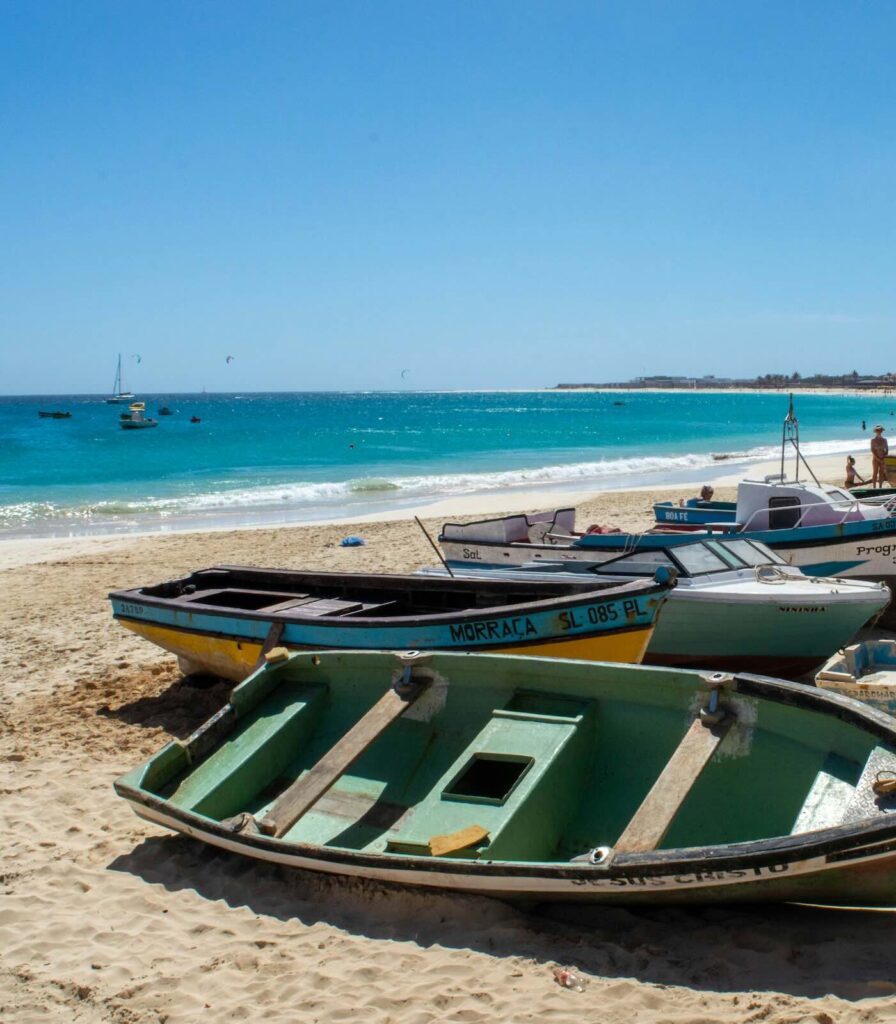Barche dei pescatori sulla spiaggia di Santa Maria a Sal Capo Verde