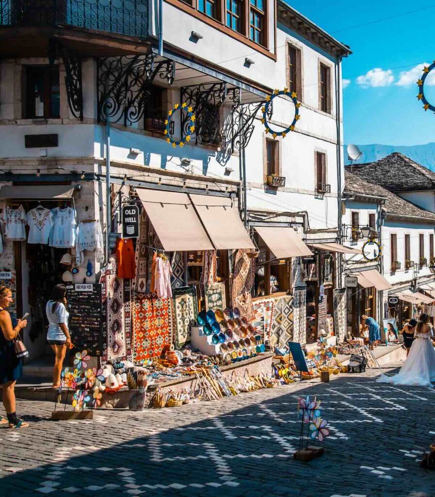 Bazar di Argirocastro con botteghe e negozi nel centro storico UNESCO