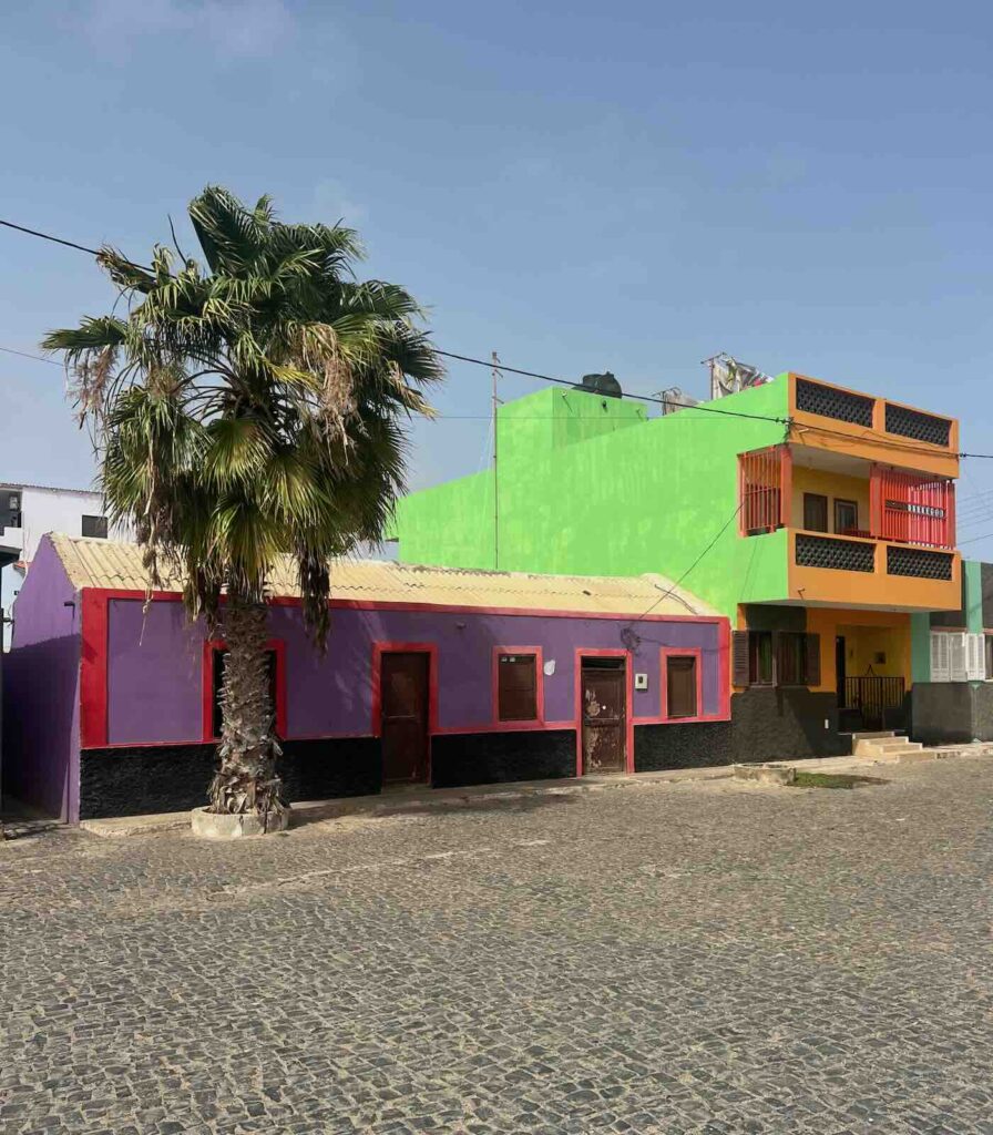Case colorate nel villaggio di Palmeira sull'isola di Sal Capo Verde