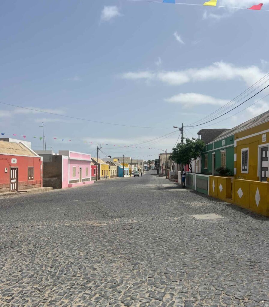 Strada acciottolata con case colorate nel villaggio di Rabil a Boa Vista Capo Verde