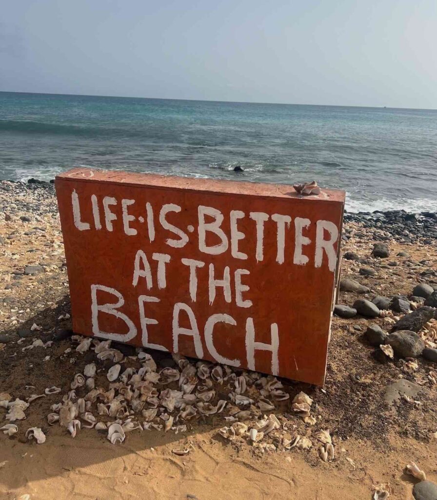 Cartello Life is Better at the Beach a Shell Beach sull'isola di Sal Capo Verde