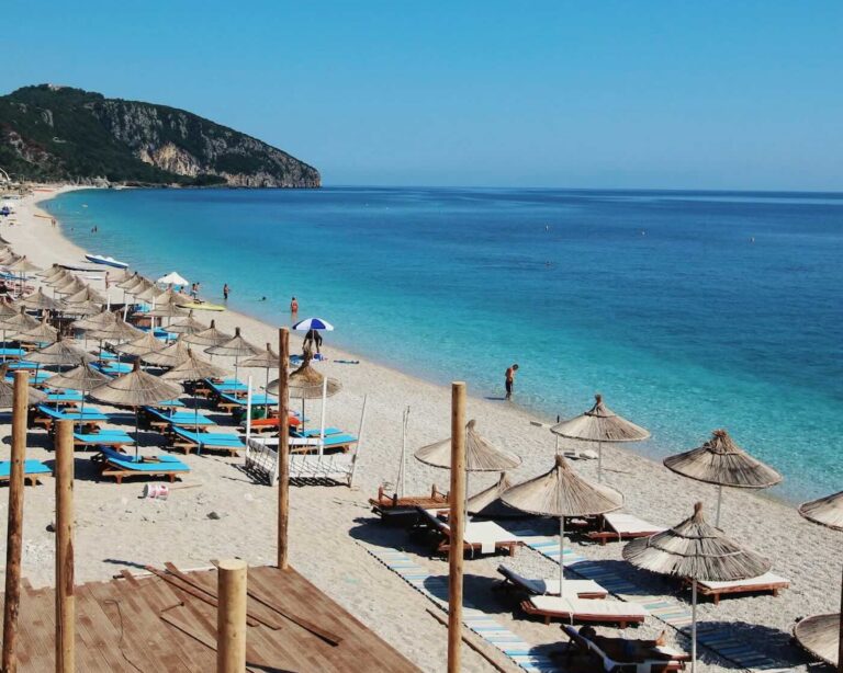 Cosa vedere a Dhermi (Albania): spiaggia attrezzata di Dhermi Beach