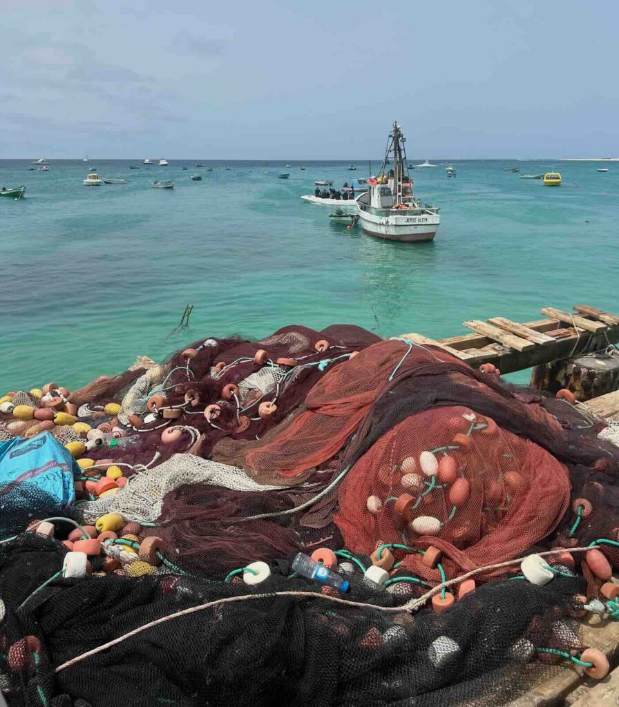 Reti da pesca sul pontile di Santa Maria nell'isola di Sal Capo Verde