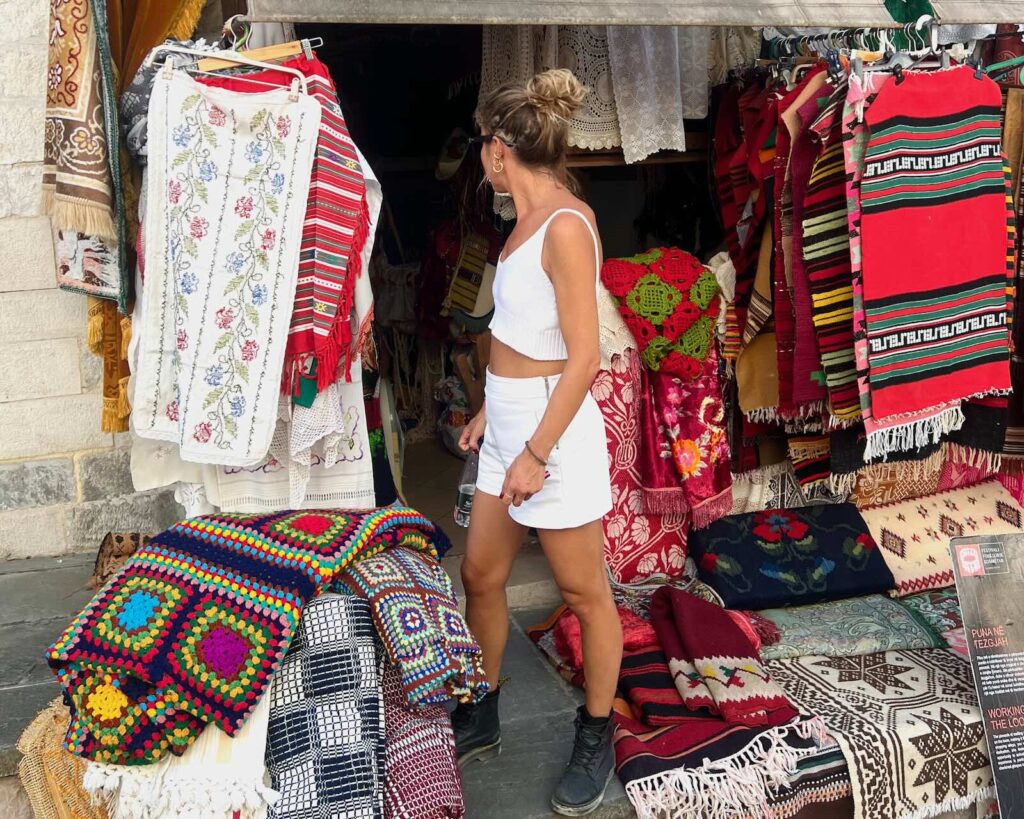 Cosa vedere ad Argirocastro: bazar ottomano con bancarelle di tappeti e tessuti tradizionali