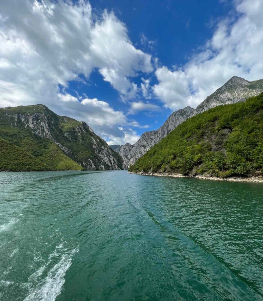 Navigazione sul Lago di Komani, il fiordo d'Albania tra montagne e acqua color smeraldo