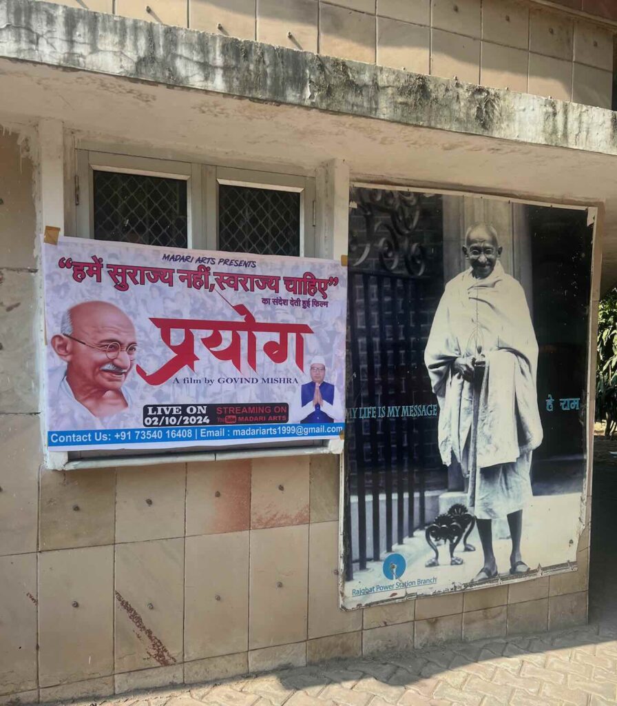 Fotografia storica di Mahatma Gandhi nel complesso del Raj Ghat a New Delhi