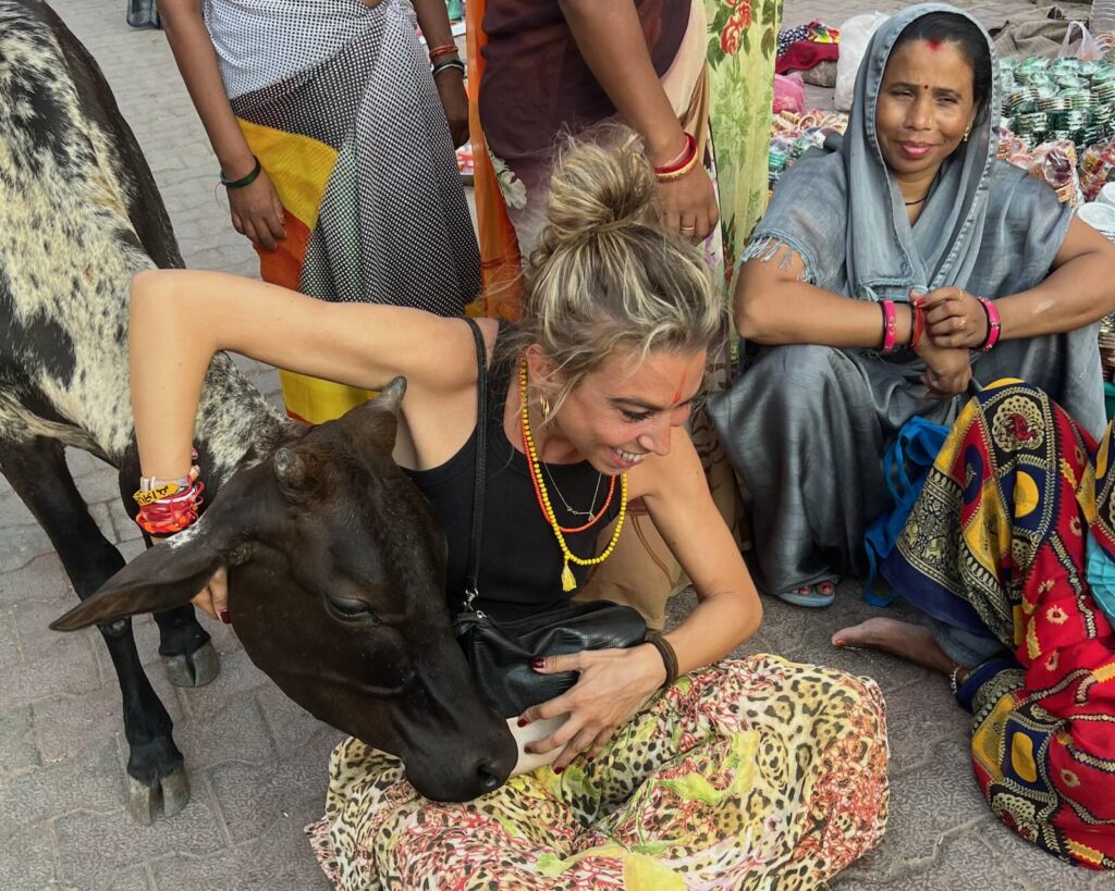 Cosa vedere in India: gioco a Orchha con persone indiane e mucche