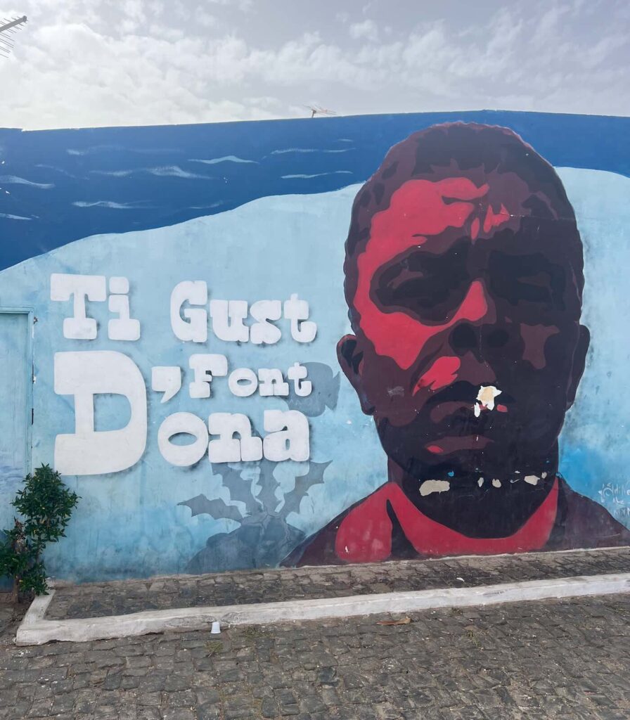 Murale nel centro di Palmeira, una delle cose da vedere a Sal Capo Verde