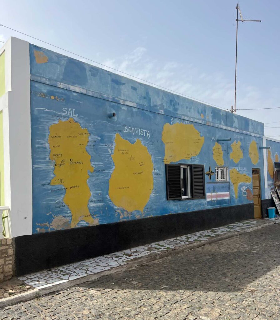 Murale con la mappa dell'isola nel villaggio di Palmeira a Sal Capo Verde