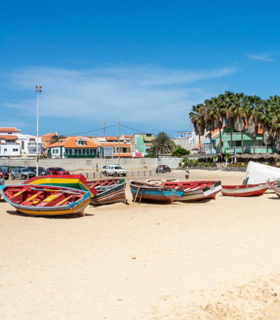 Barche colorate sulla spiaggia di Santa Maria a Sal Capo Verde
