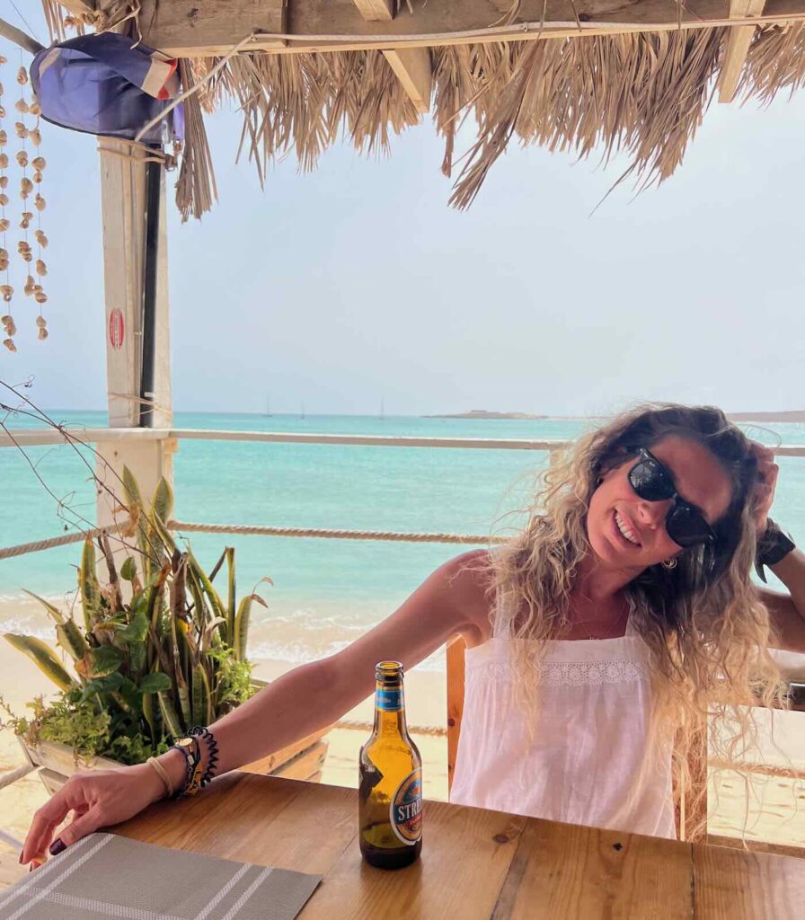 Come vestirsi a Capo Verde: abbigliamento estivo al Wind Club François Guy sulla spiaggia di Estoril, Boa Vista