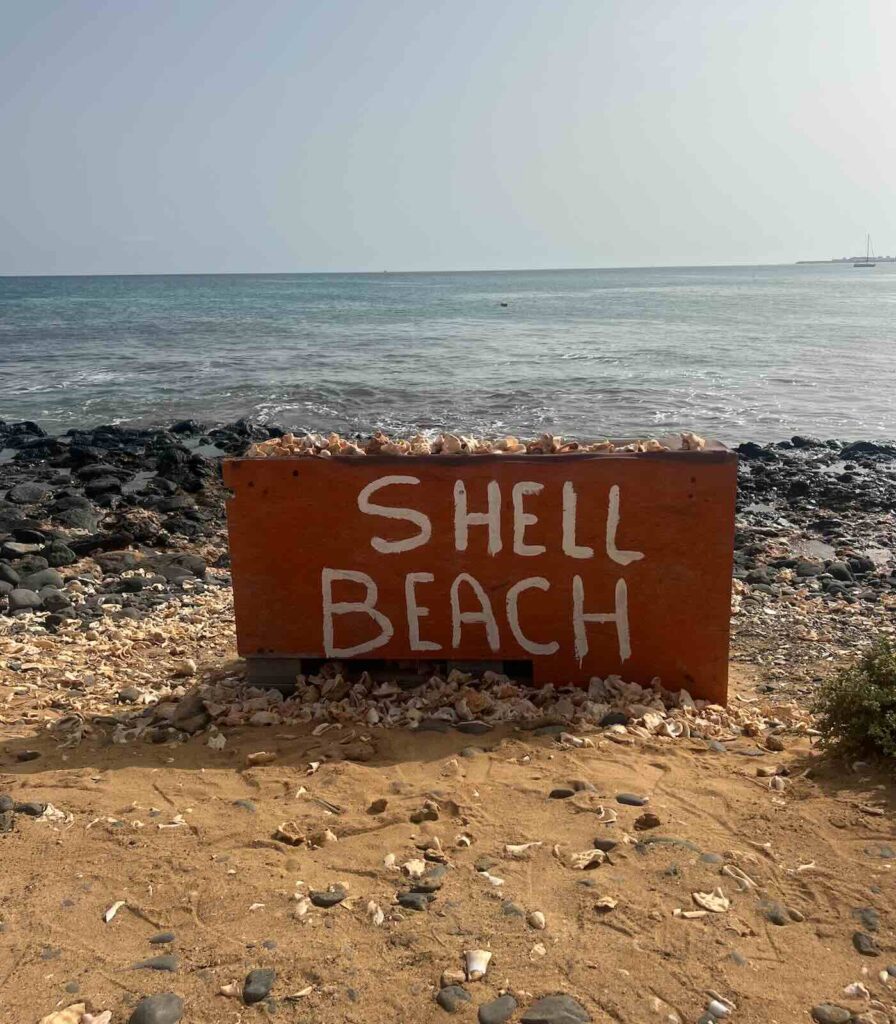 Cartello di Shell Beach, la spiaggia di conchiglie più famosa di Sal Capo Verde