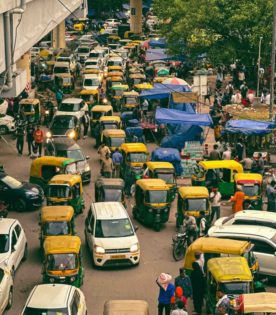 Traffico di tuk-tuk e auto nelle strade di New Delhi
