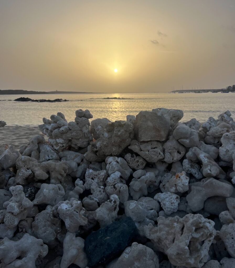tramonto sulla spiaggia di Estoril a Boa Vista