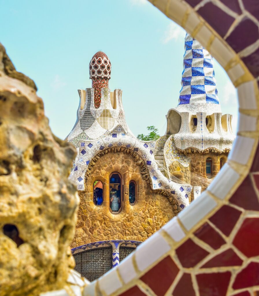 Architetture colorate di Gaudí all’interno del Park Güell di Barcellona