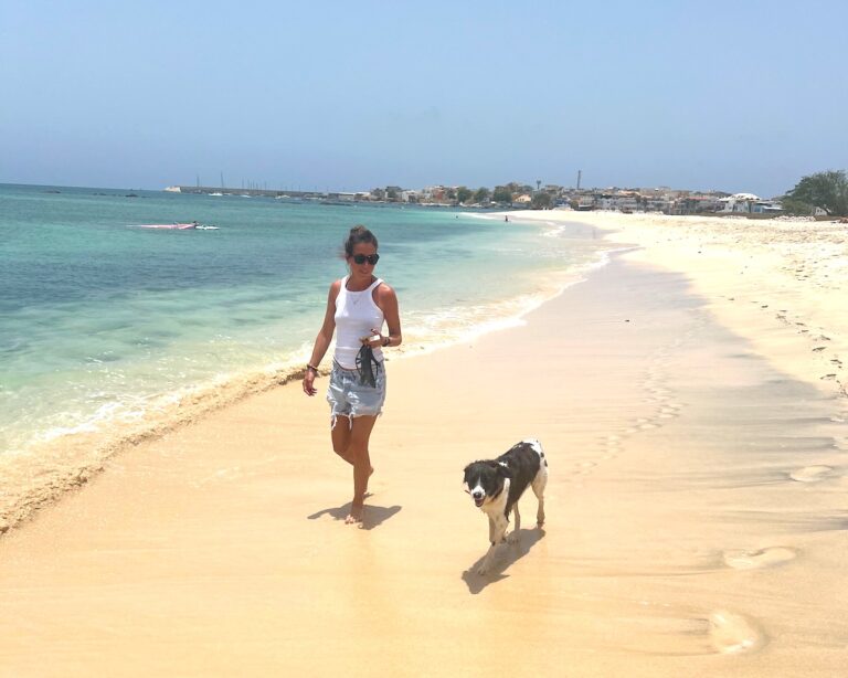Passeggiata sulla Praia de Estoril a Boa Vista durante un viaggio fai da te a Capo Verde