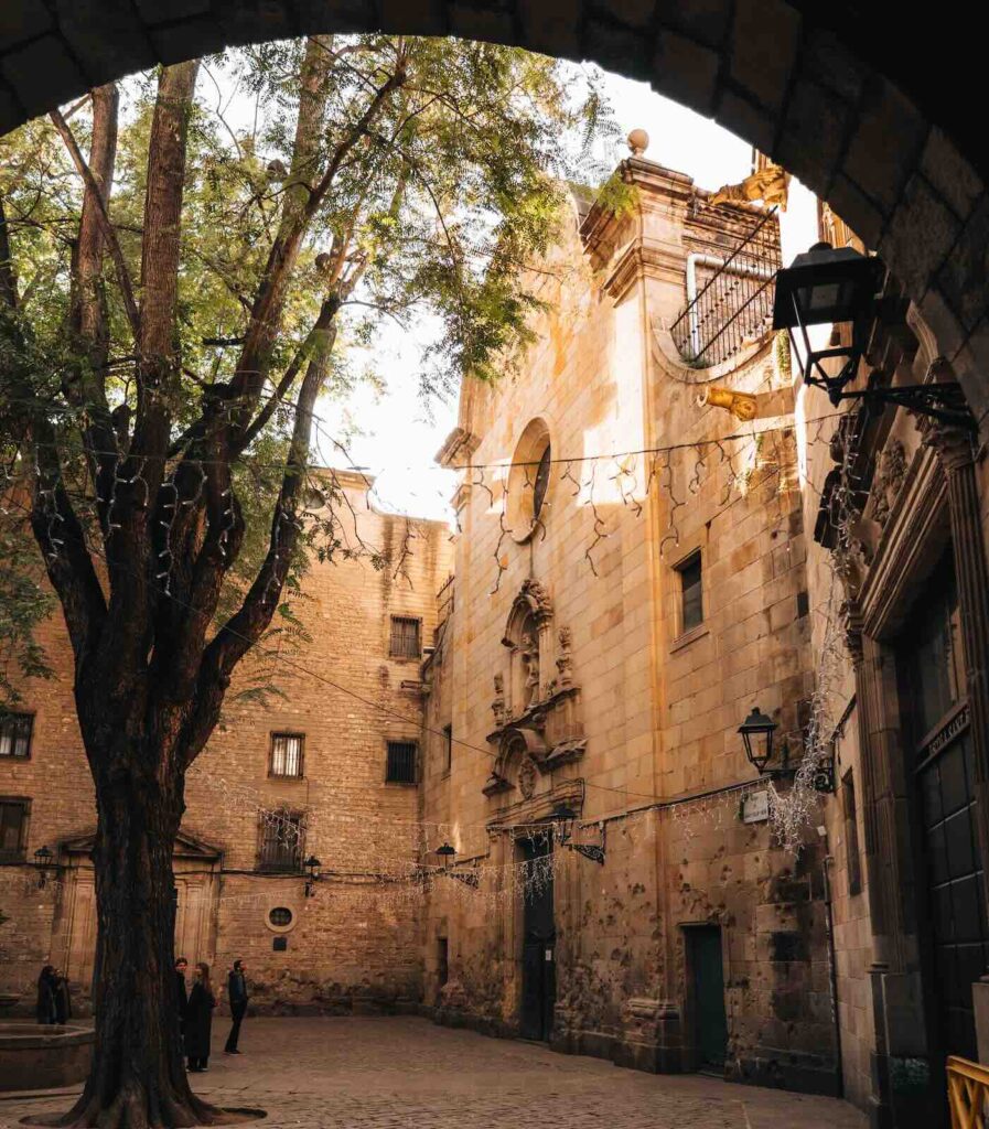Placeta de Sant Felip Neri nel Barri Gòtic, una delle piazze da vedere nel centro di Barcellona