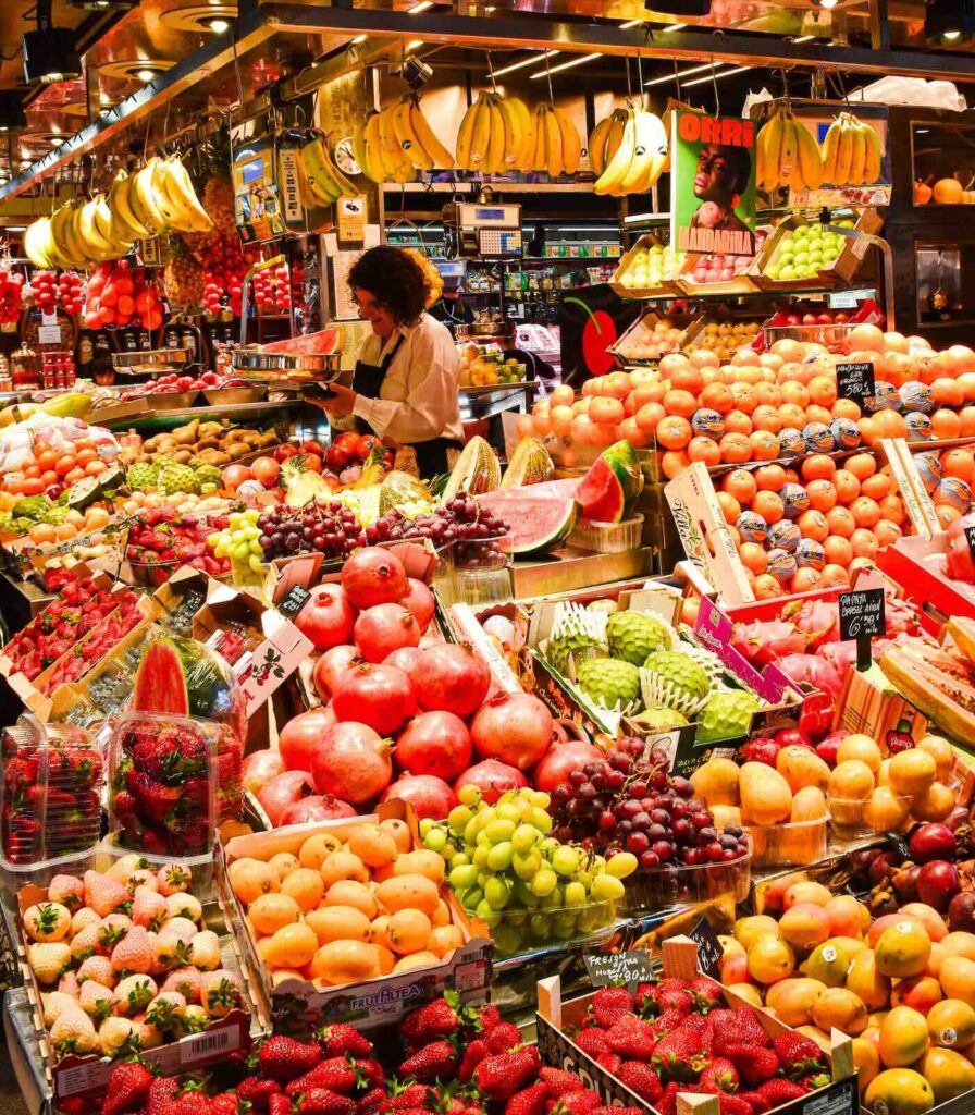 Banchi di frutta e verdura al Mercat de la Boqueria, uno dei mercati più famosi di Barcellona