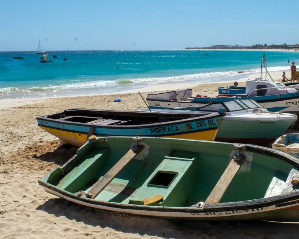 Barche colorate sulla spiaggia di Santa Maria, tra le cose da vedere a Ilha do Sal Capo Verde