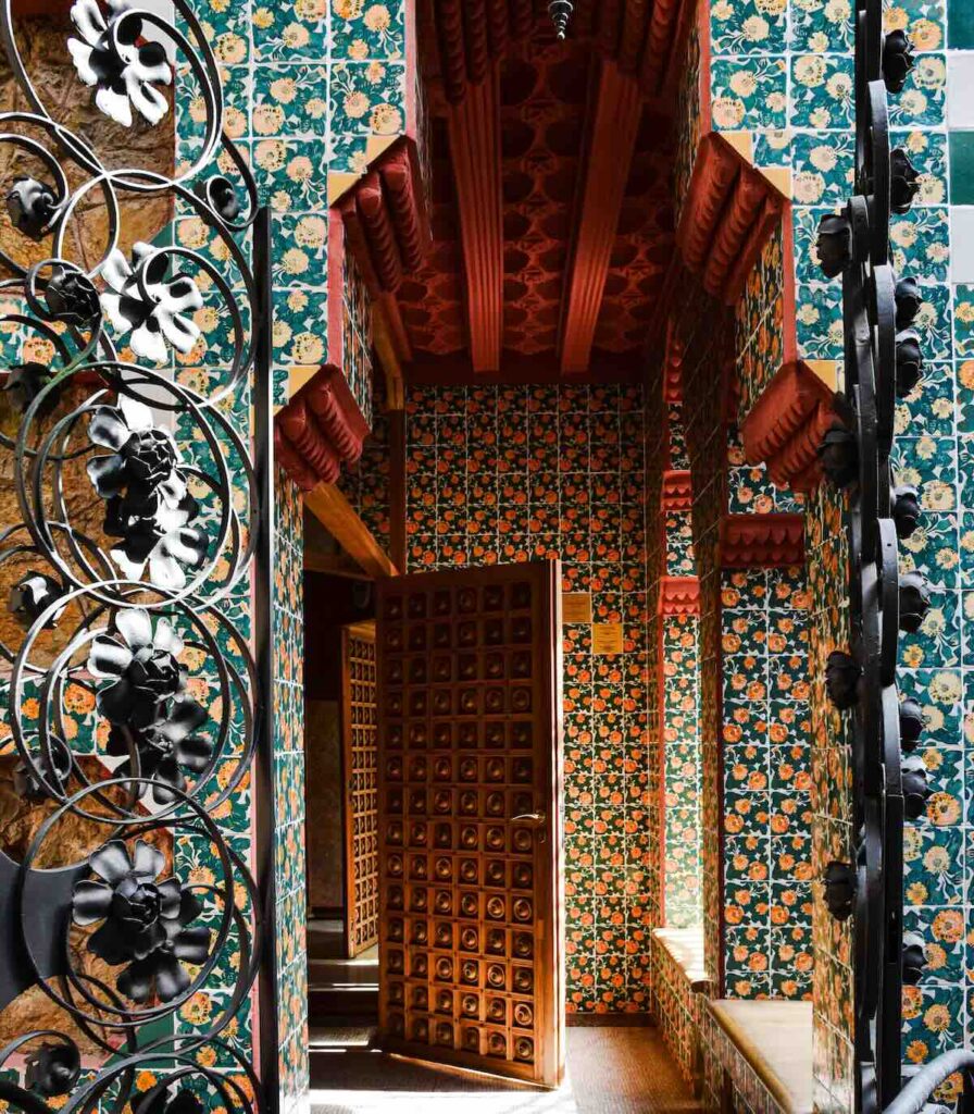 Interni di Casa Vicens con le decorazioni colorate progettate da Gaudí