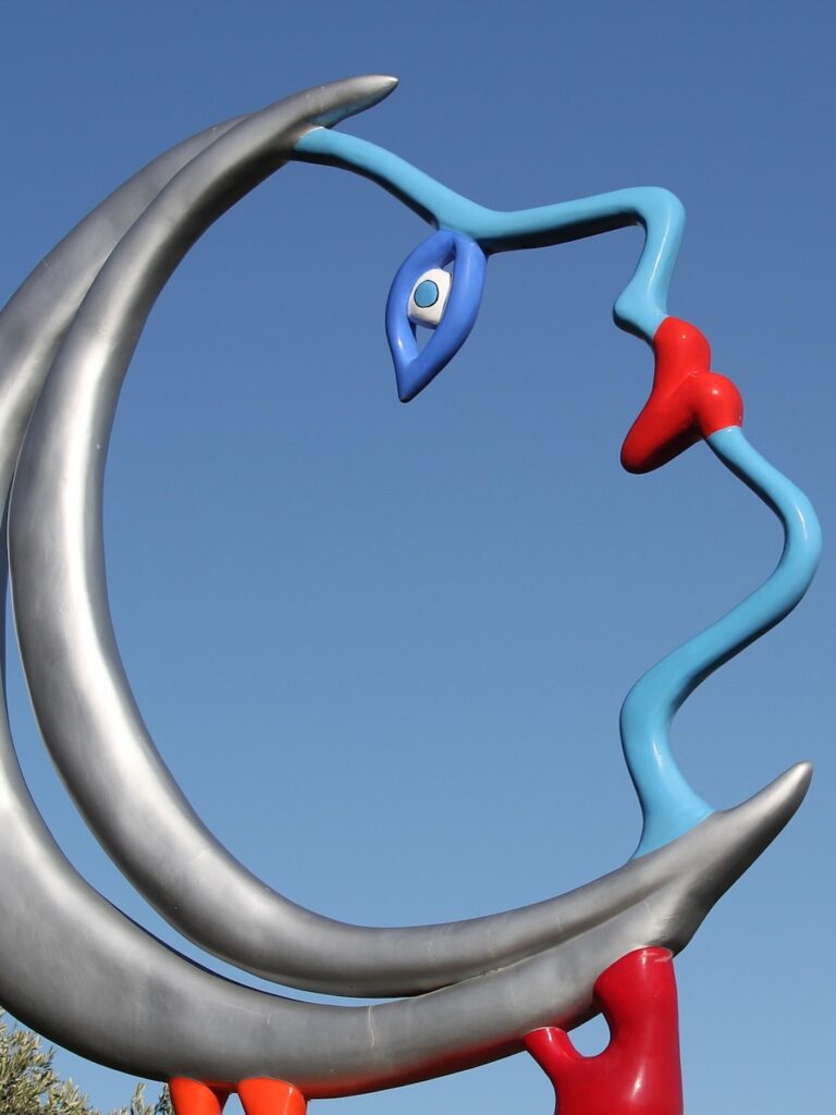 Volto della carta della Luna nel Parco dei Tarocchi in Toscana a Capalbio