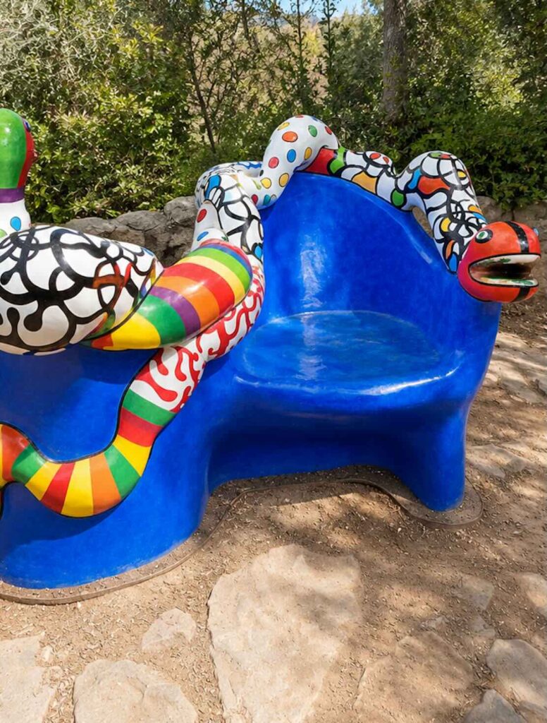 Sedile dei Serpenti nel Giardino dei Tarocchi di Capalbio in Toscana