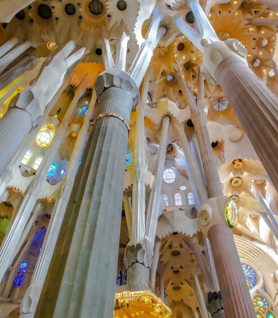 Interno della Sagrada Família di Barcellona con le grandi colonne illuminate dalla luce naturale