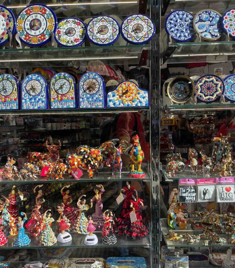 Negozio di souvenir a Barcellona con ceramiche colorate e oggetti tipici, tra le cose da vedere passeggiando in città