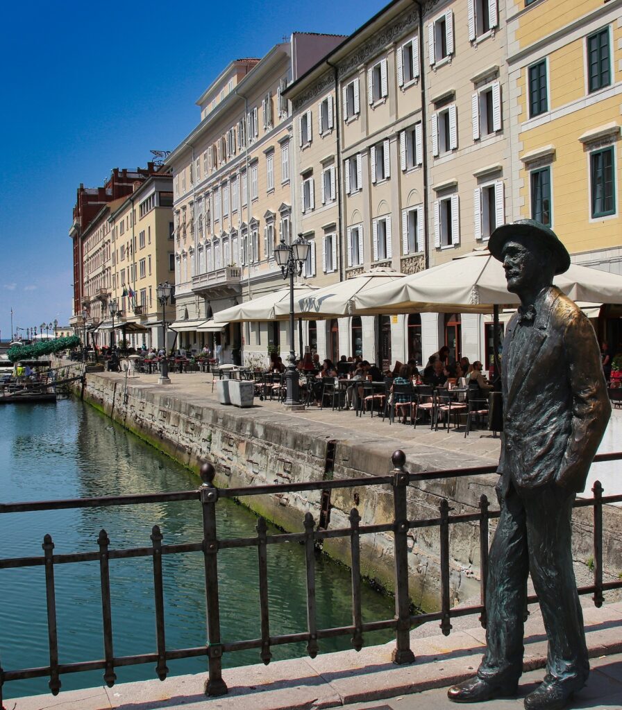Statua di James Joyce sul Canal Grande di Trieste