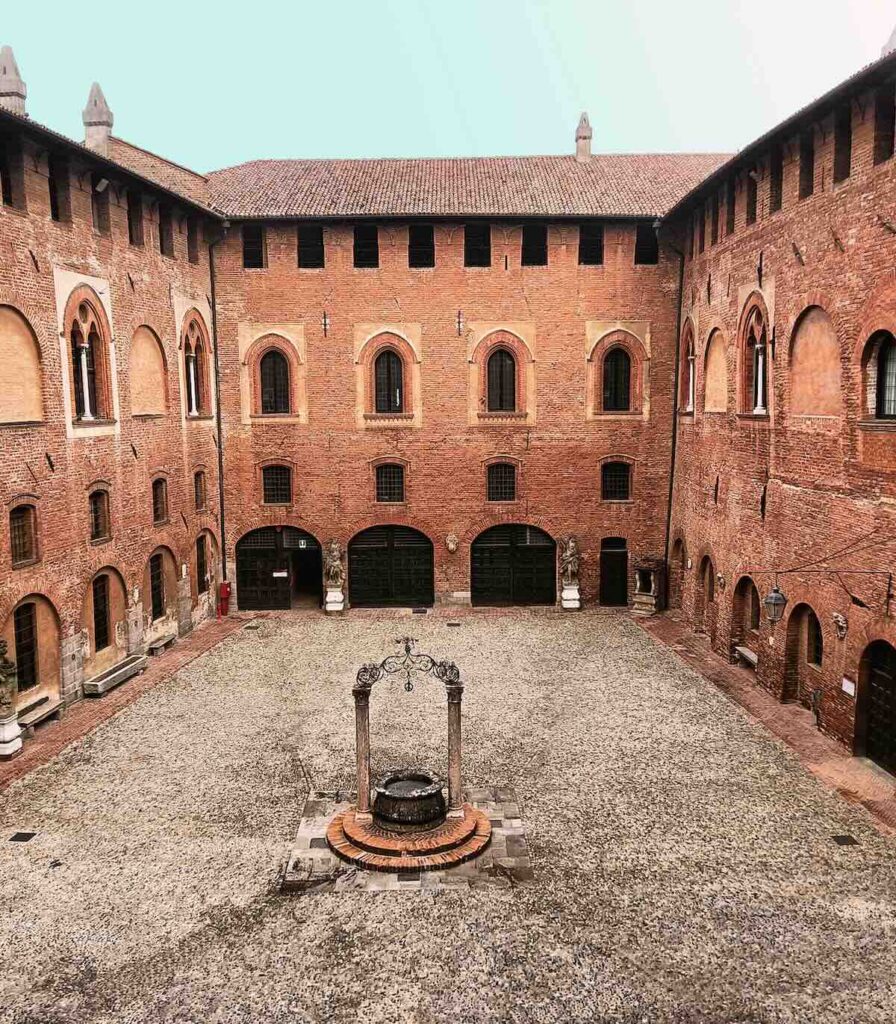 Cortile interno del Castello Bolognini a Sant'Angelo Lodigiano