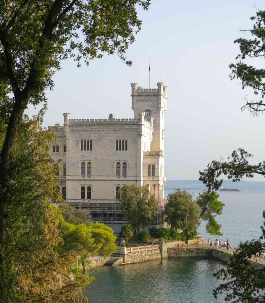 Castello di Miramare affacciato sul Golfo di Trieste