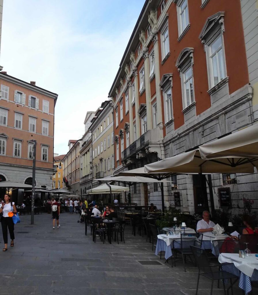 Locali e palazzi del quartiere Cavana, tappa di un itinerario a Trieste