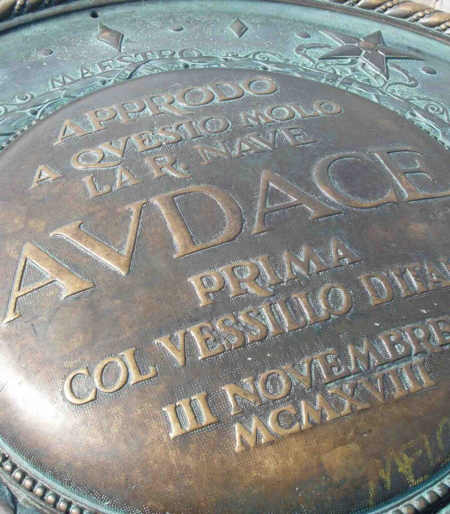 Rosa dei venti in bronzo sul Molo Audace a Trieste