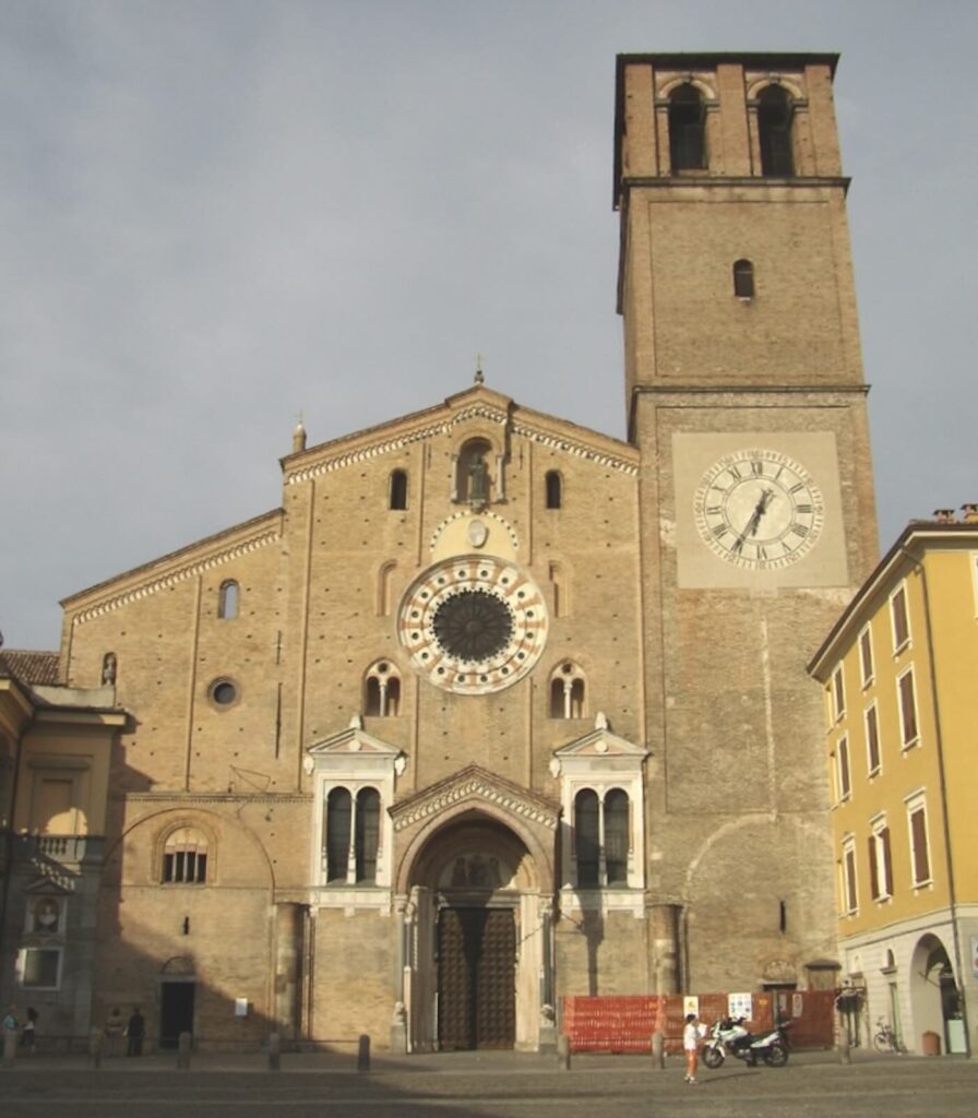 Cosa vedere a Lodi: Facciata del Duomo in Piazza della Vittoria