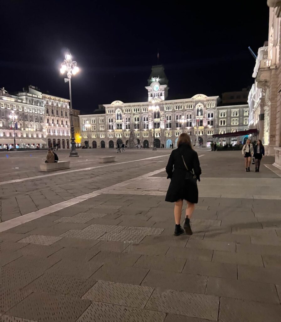 Piazza Unità d'Italia di notte con il Palazzo del Municipio illuminato