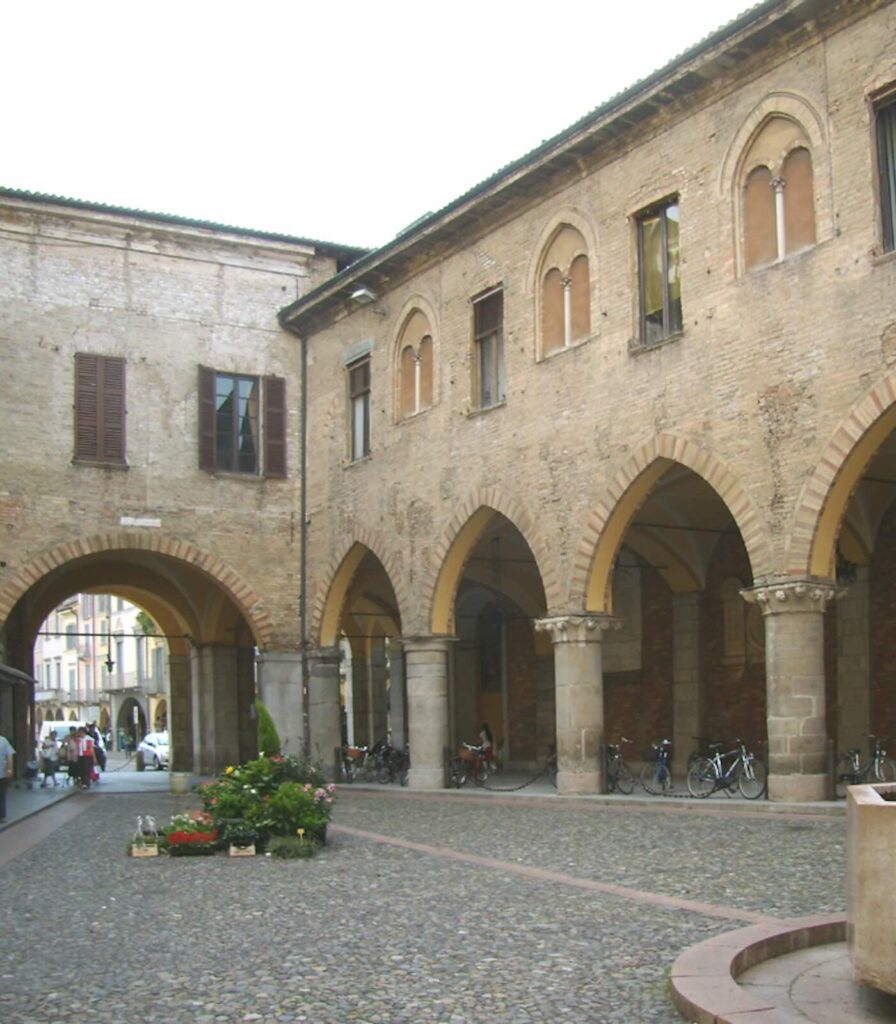 Piazza Broletto nel centro storico di Lodi