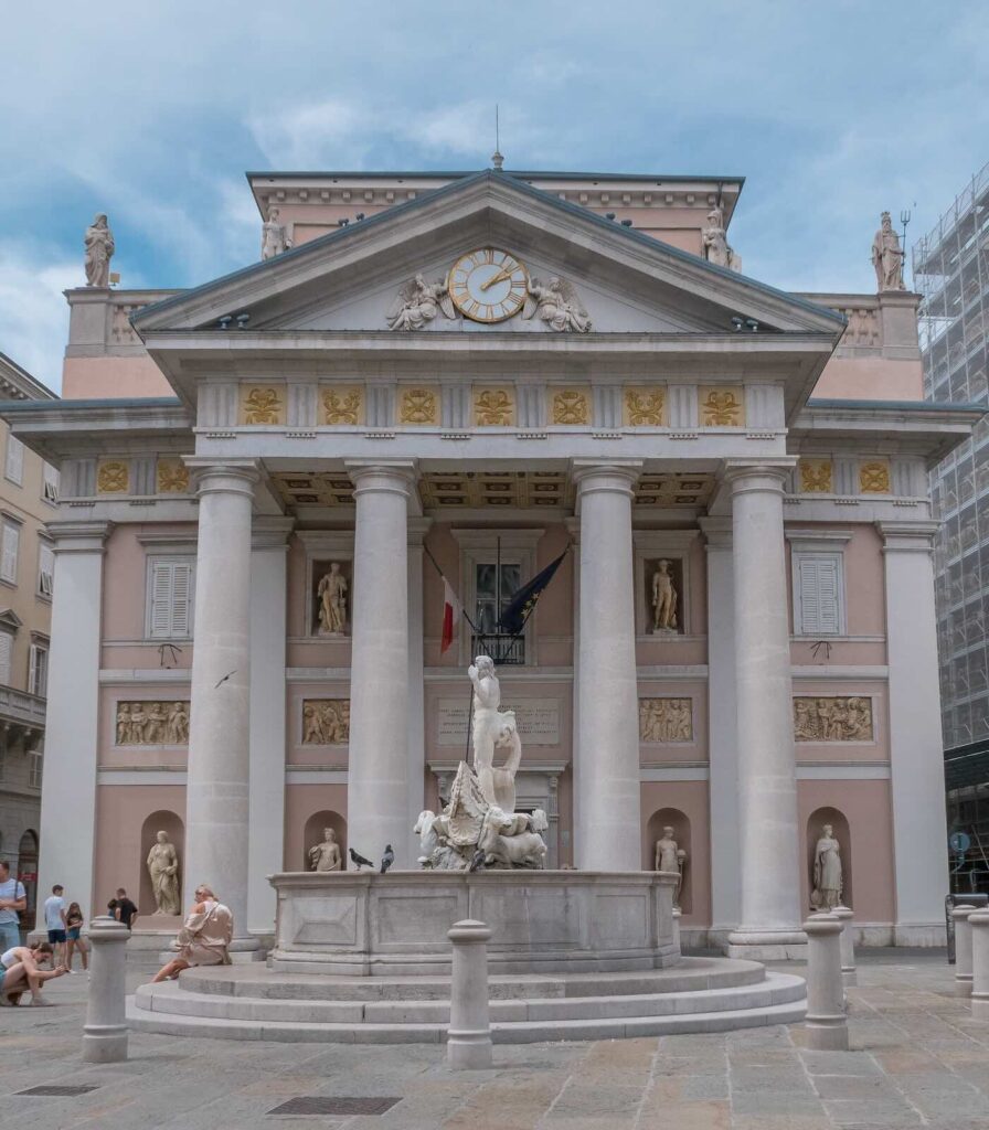 Palazzo della Borsa Vecchia e Fontana del Nettuno a Trieste