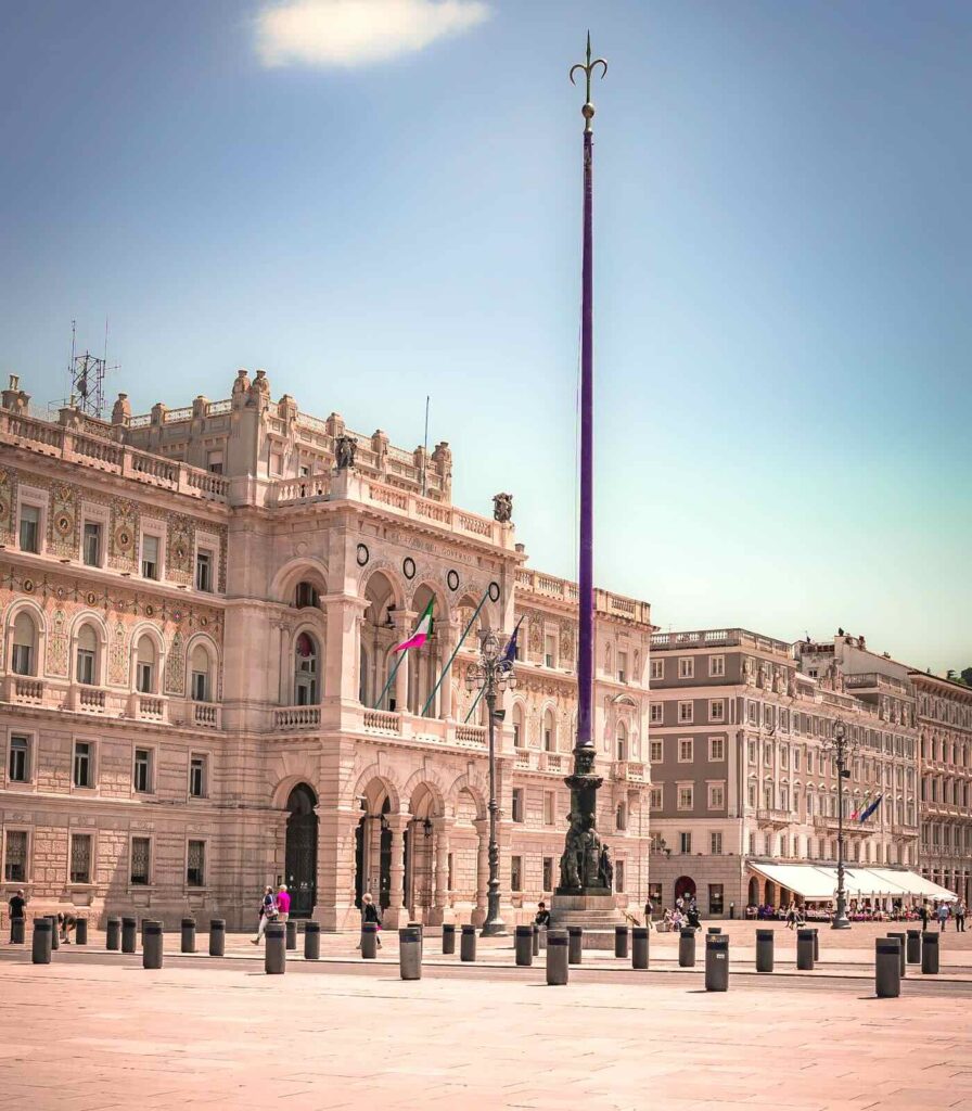 Piazza Unità d'Italia a Trieste con il Palazzo del Lloyd Triestino