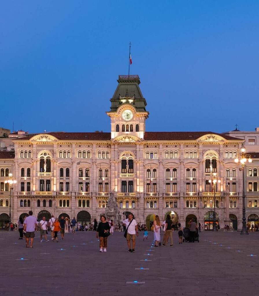 Piazza Unità d'Italia illuminata di sera, tra le cose da vedere a Trieste