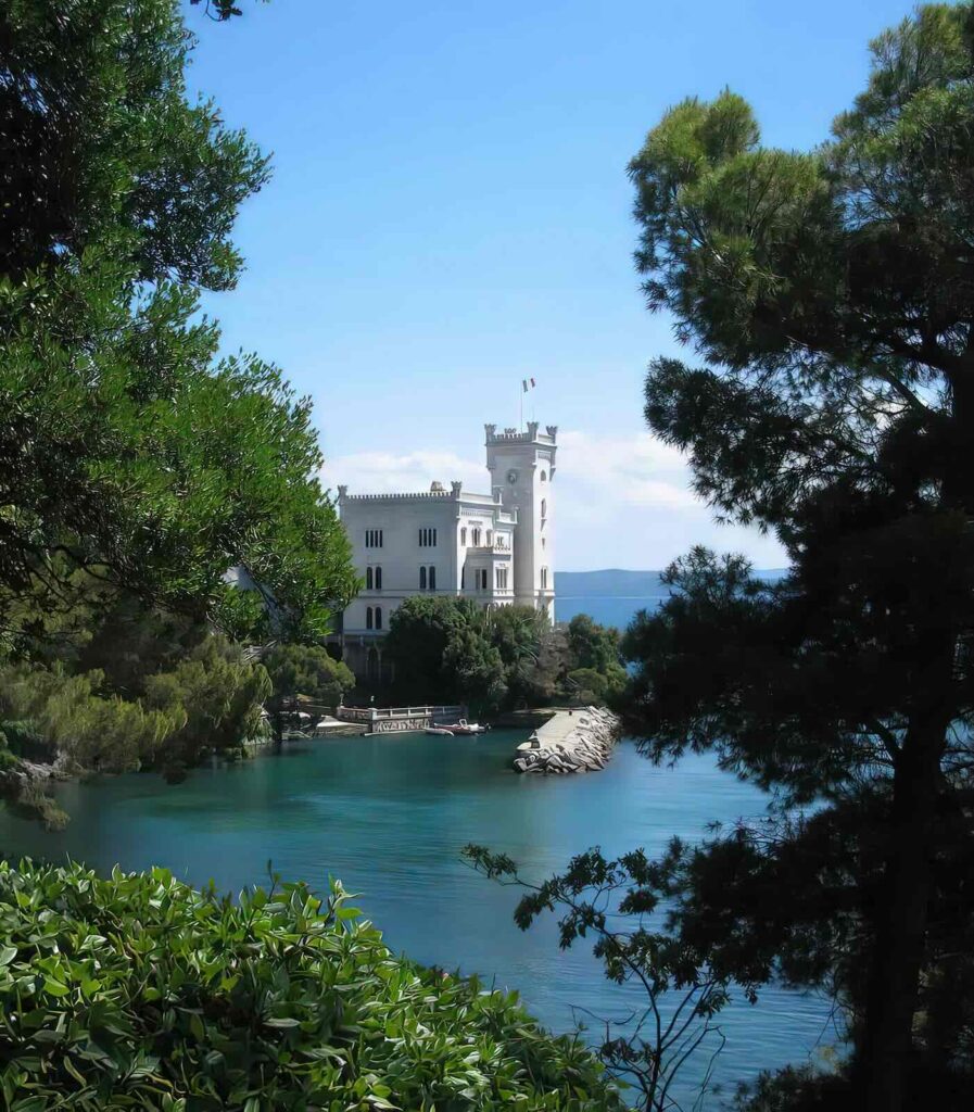 Castello di Miramare visto dal parco sul mare