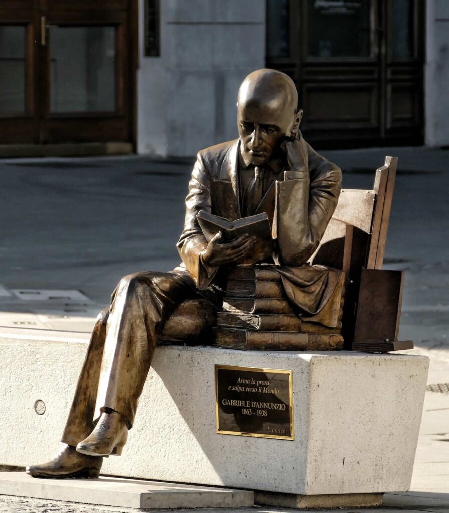 Statua di Gabriele D’Annunzio, tra le cose da vedere a Trieste