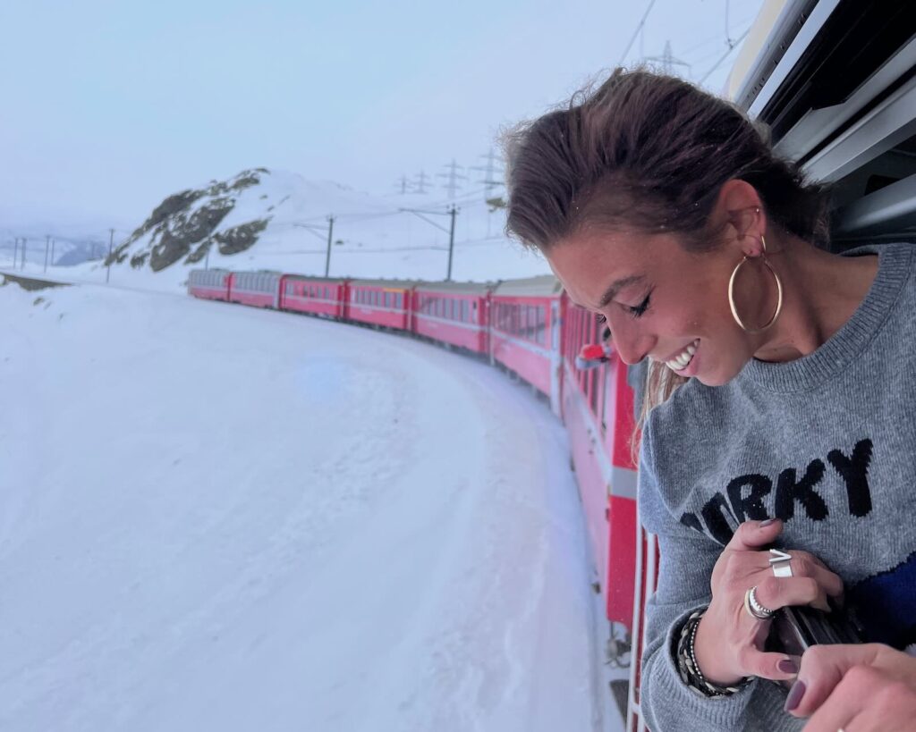 Viaggio sul Trenino del Bernina tra le montagne innevate