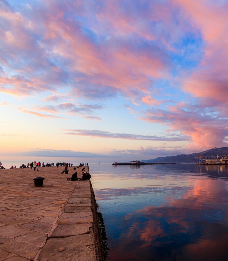Tramonto sul mare a Trieste, una delle cose da vedere durante un viaggio in città